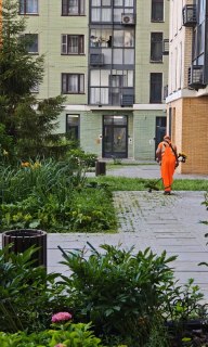 Коммунальные службы активно косят траву во дворах для безопасности