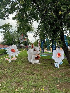 В парке «Шмелёвский ручей» появилось необычное декоративное украшение — белочка среди цветов